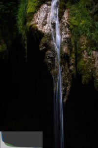 Image d'une cascade avec un histogramme à gauche
