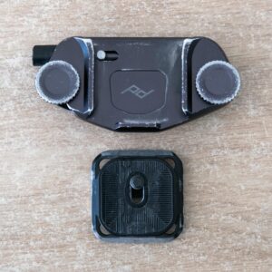 Clip Peak Design avec sa plaque de fixation rapide pour appareil photo, accessoire utilisé en randonnée photo