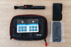 Kit de nettoyage pour appareil photo avec pinceau, lingettes, chiffon microfibre et pochette de transport Hama
