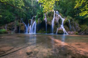 Plan large d'une cascade