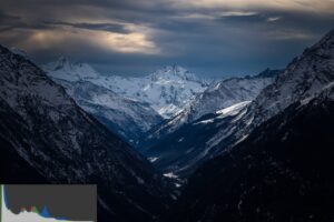 Image de montagnes avec un histogramme photo à gauche