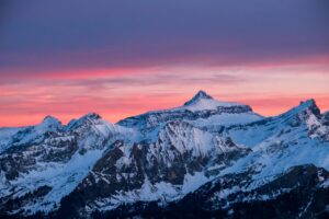 La lumière rose qui apparaît après le coucher du soleil sublime les sommets