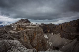 Ciel d’orage au-dessus d’un massif : nuages bas et menace de pluie, signes à surveiller pour la sécurité en montagne en été.