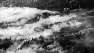 Vallée de montagne couverte de brume au lever du jour en automne