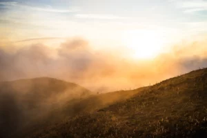 Coucher de soleil doré sur les pentes d’une montagne en automne