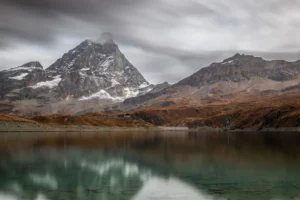 Montagne (Cervin) et lac sous un ciel couvert en pose longue avec la pluie