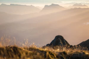 Sommet de montagne éclairé par le soleil levant