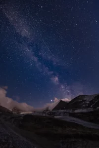 Voie lactée photographiée en montagne avec un trépied lors d’une nuit claire.