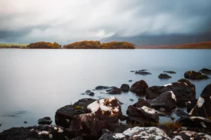Focus stacking sur un lac en automne pour obtenir une netteté du premier plan à l’arrière-plan.