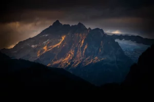 Vue depuis la vallée vers des sommets escarpés en contre-plongée