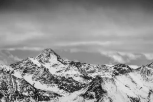 Vue serrée sur un sommet enneigé capturé au téléobjectif depuis un flanc de vallée