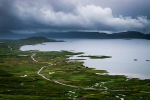 Vue plongeante montrant de petites habitations autour d’un lac