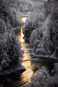 Vue en plongée sur un lac de montagne