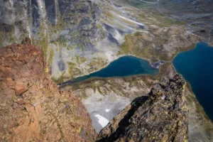 Vue plongeante depuis un sommet sur plusieurs lacs colorés