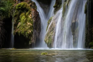 Cascade en pose longue avec effet filé réalisé à l’aide d’un trépied.