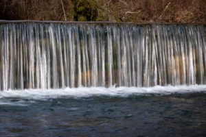 Cascade photographiée à 1/8 s, mouvement de l’eau plus visible.
