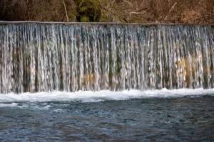 Cascade photographiée à 1/80 s, léger flou de mouvement dans l’eau.