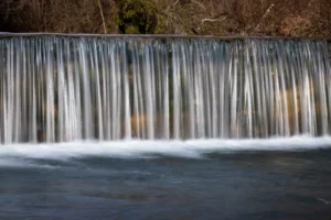 Cascade photographiée à 1 seconde, effet de pose longue sur l’eau.